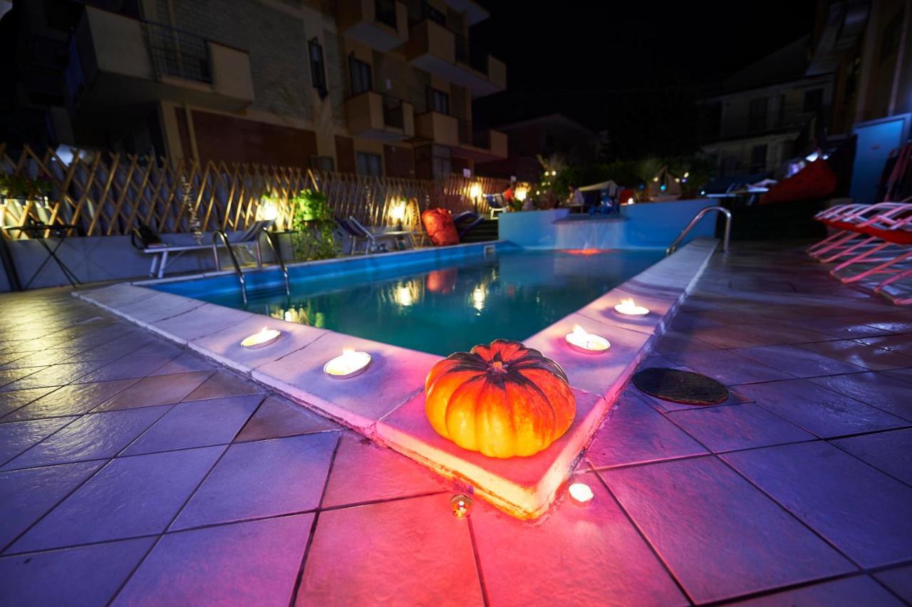 Hotel A Casa Nostra Rimini Exteriör bild